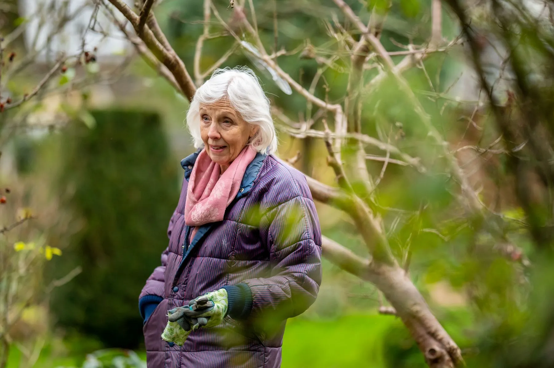 Seniorin in ihrem Garten