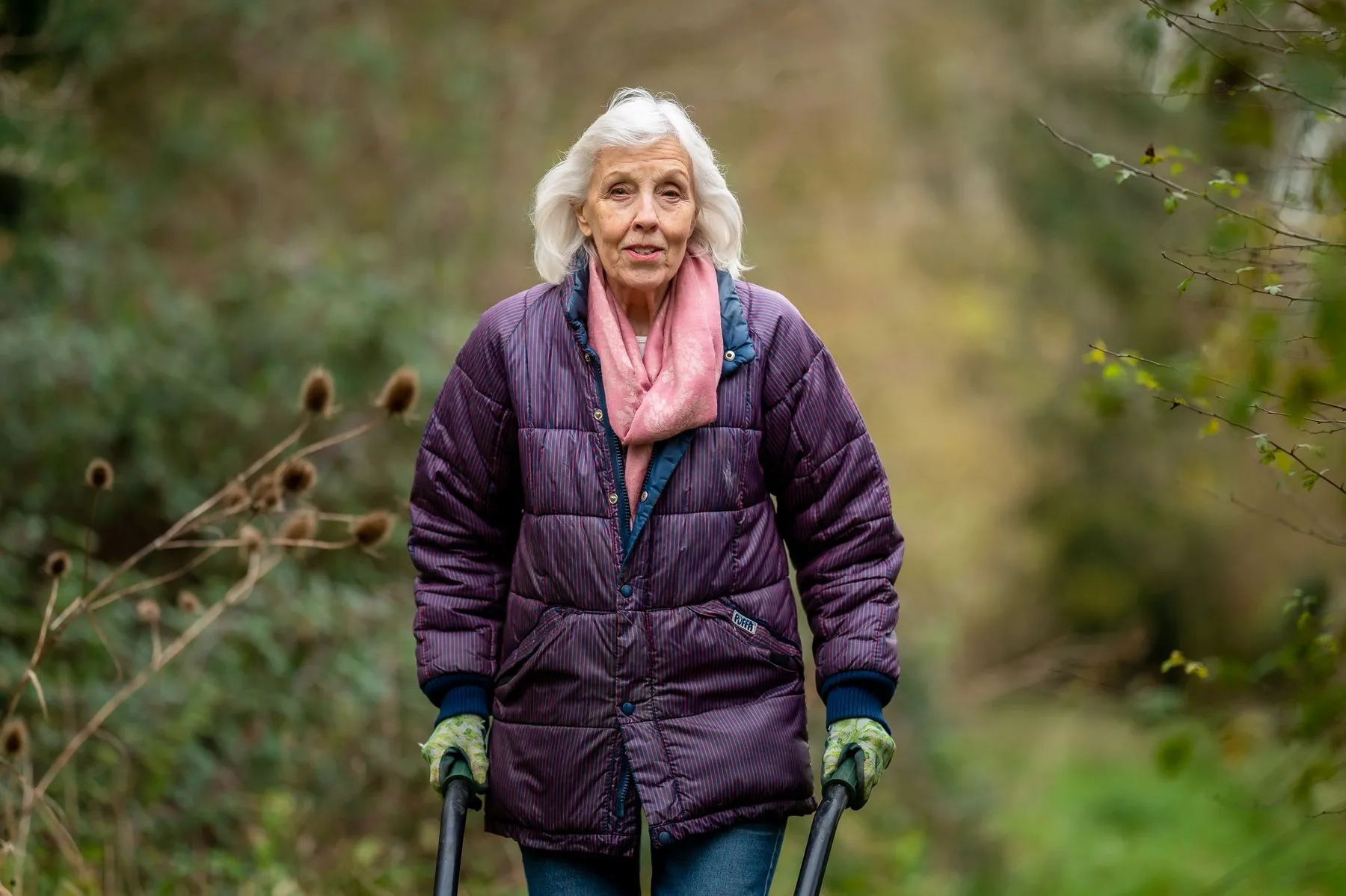 Seniorin auf einem Spaziergang