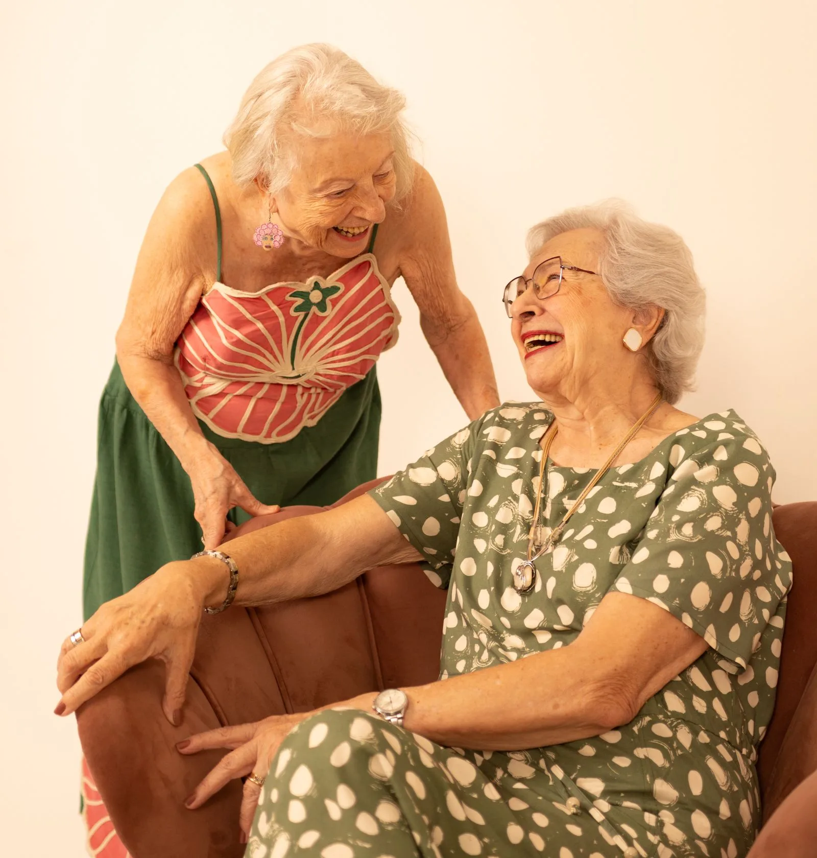 Zwei Seniorinnen lachen herzlich miteinander