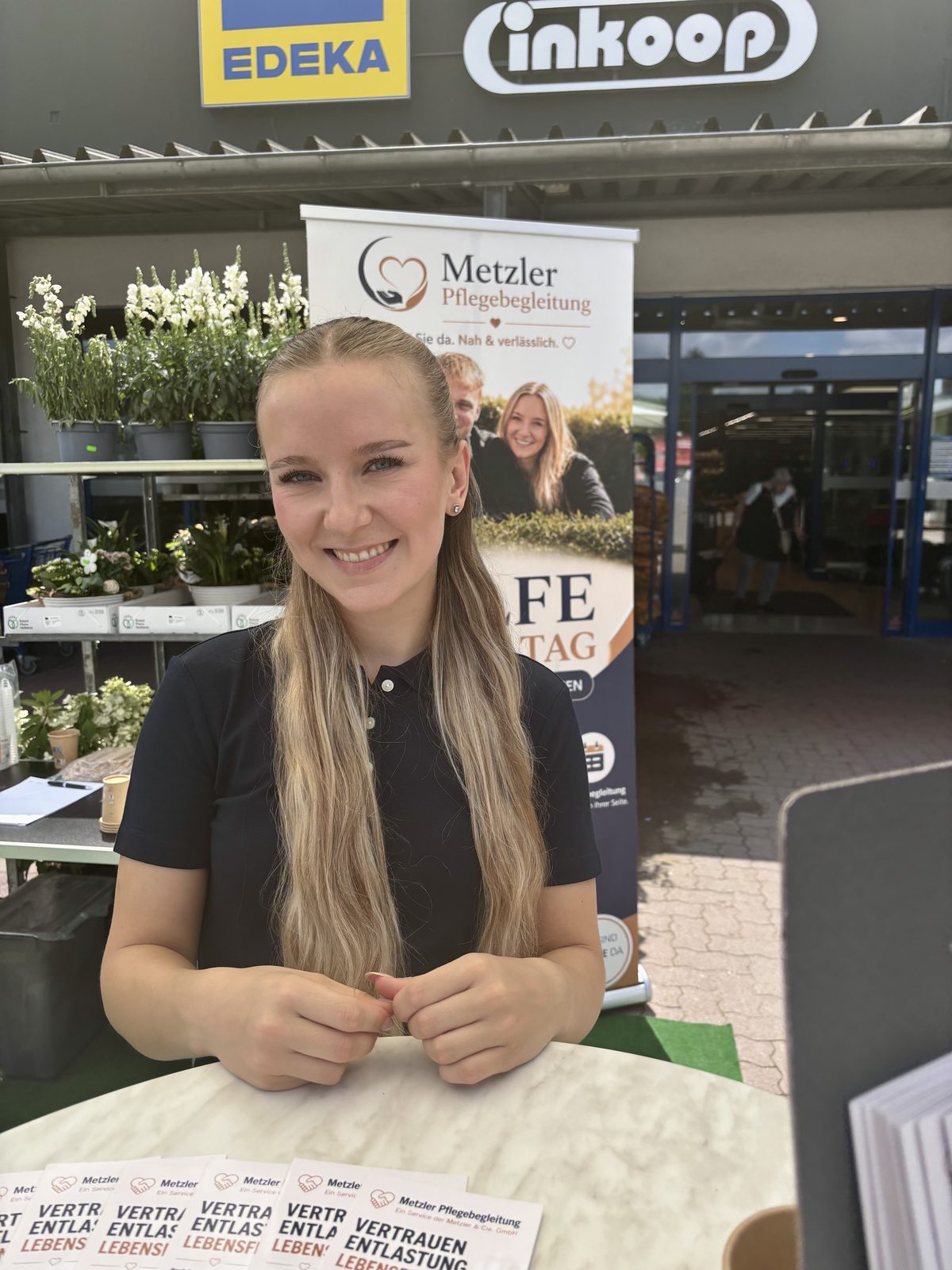 Pflegebegleiterin Isabel Schmal am Informationsstand bei EDEKA Inkoop in Stuhr-Moordeich