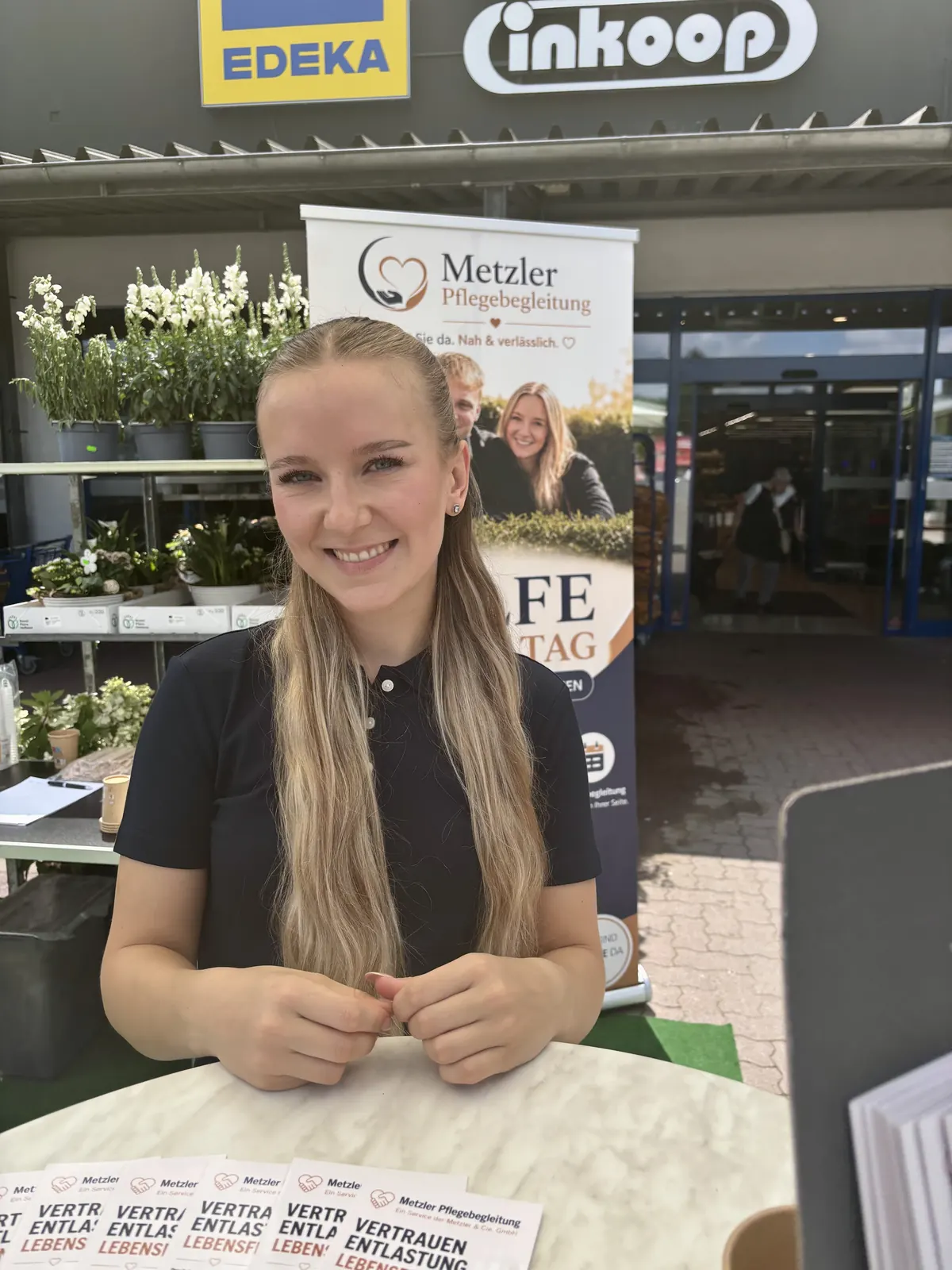 Isabel Schmal am Infostand von Metzler