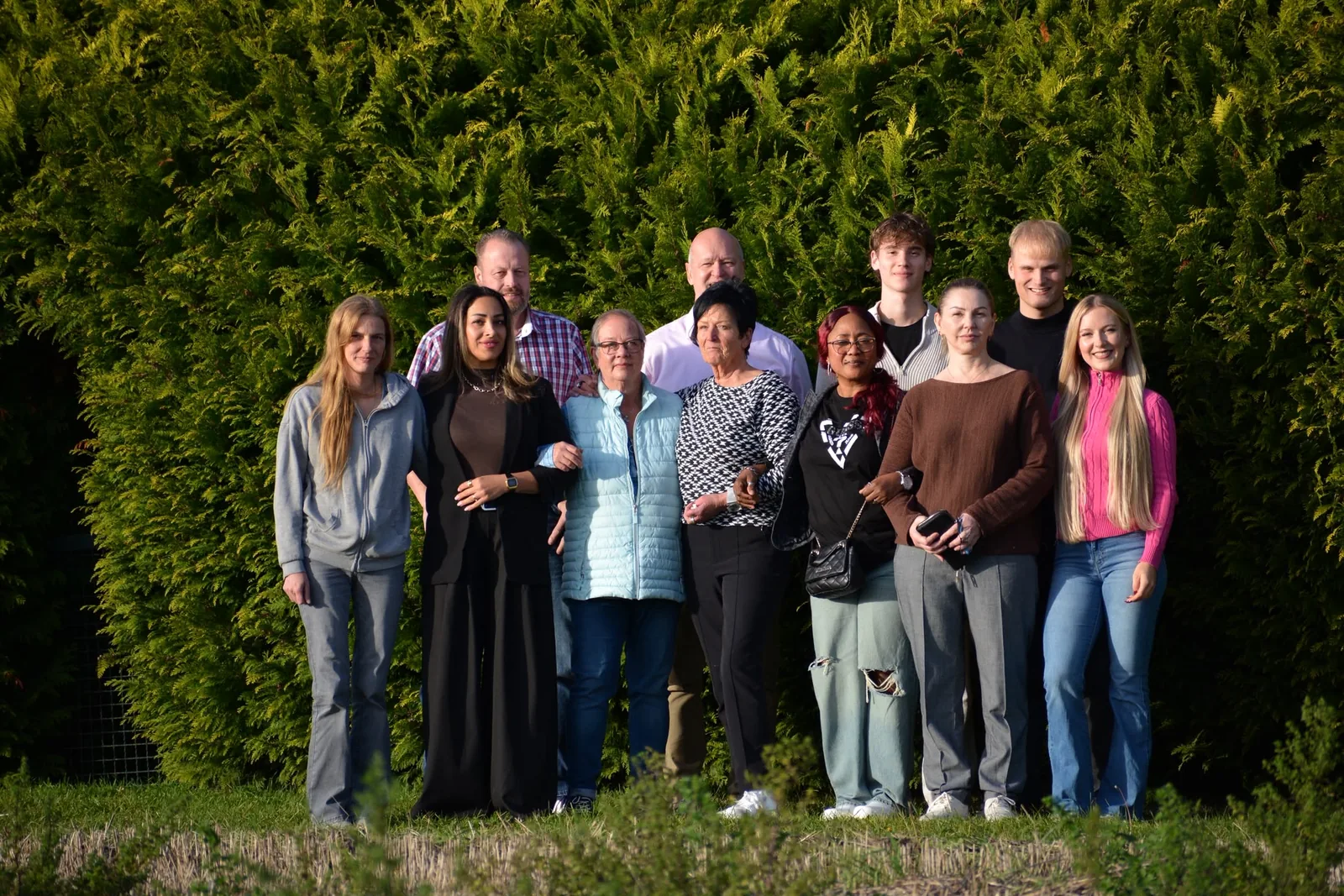 Das Team von Metzler Pflegebegleitung vor einer Hecke in Stuhr, Oktober 2026